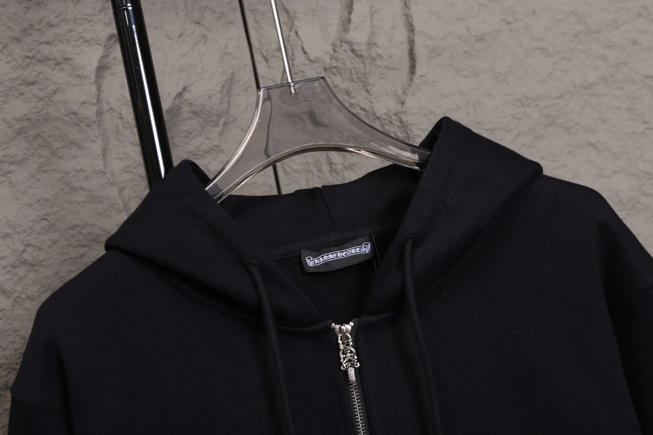 P350 top version new k01 🇺🇸City limited｜ChromeHearts 25 early autumn Chrome Hearts zipper hooded sweatshirt is here Sanskrit letter city cross horseshoe zipper hooded sweatshirt, same style for men and women, a must-have basic versatile sweatshirt jacket for early autumn, easy to solve daily matching problems! Casual fit hooded sweatshirt, the silhouette is casual, smooth, casual and tolerant. 510g, custom-made high-weight pure cotton fabric with clear texture and comfortable upper body. The classic model is a must-have for students. If you like it, come and get the same model!